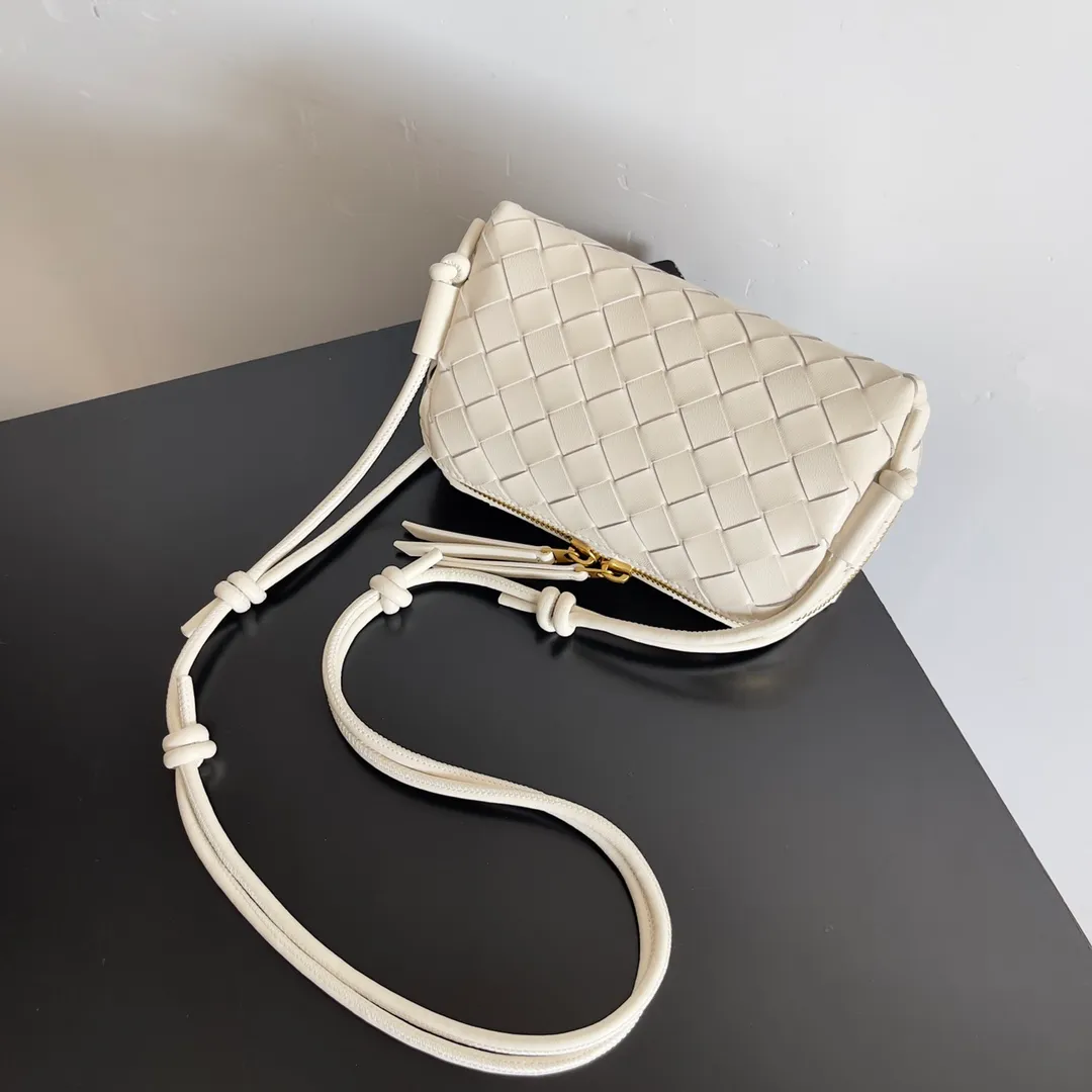 Batch 1260 BV new mini bag ceiling Bottegaveneta new Concert Pouch bag is small and has a large capacity. It can hold a Pro max mobile phone. The shoulder strap is adjustable for cross-body carry. It is very cost-effective when carried on one shoulder. The latest small bag in autumn has a lot of capacity. It can hold 4 short clips. I also tried it and it can hold one of my fists. It is cute, the capacity is touching and the length of the shoulder strap is adjustable for daily commuting. Full score 10 #bv woven bag Style number: 794258 Size: 18.5*11.5*8.5cm